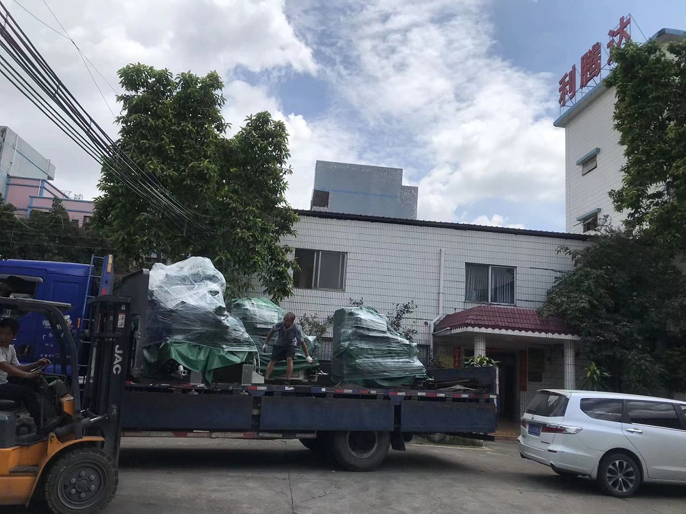 利騰達鋰電池應用砂磨機成套裝備出貨現場(chǎng)