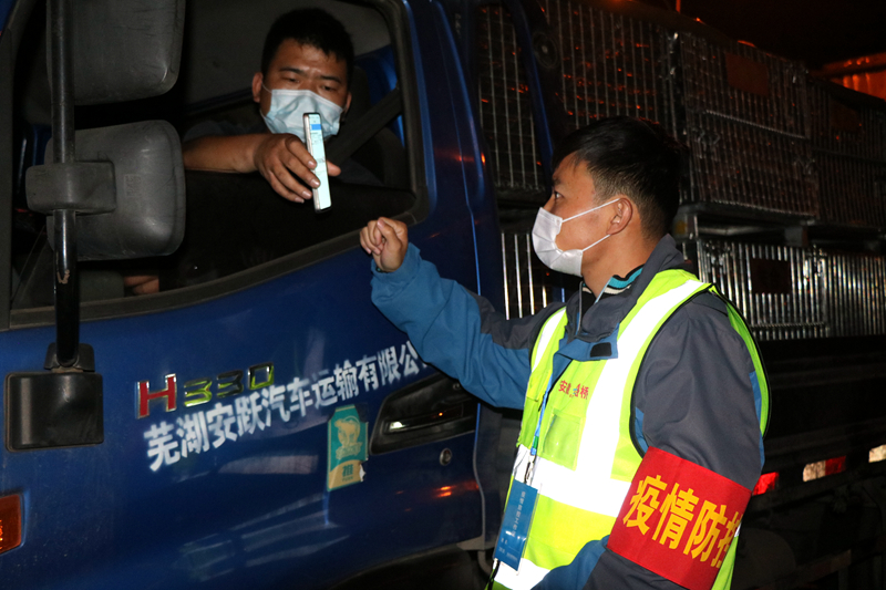 新一輪疫情發(fā)生后，安徽路橋迅速行動，組織全體職工和勞務工人進行全員核算檢測，筑牢疫情防控第一道防線。此外，還積極投身屬地疫情防控，踐行國企擔當。