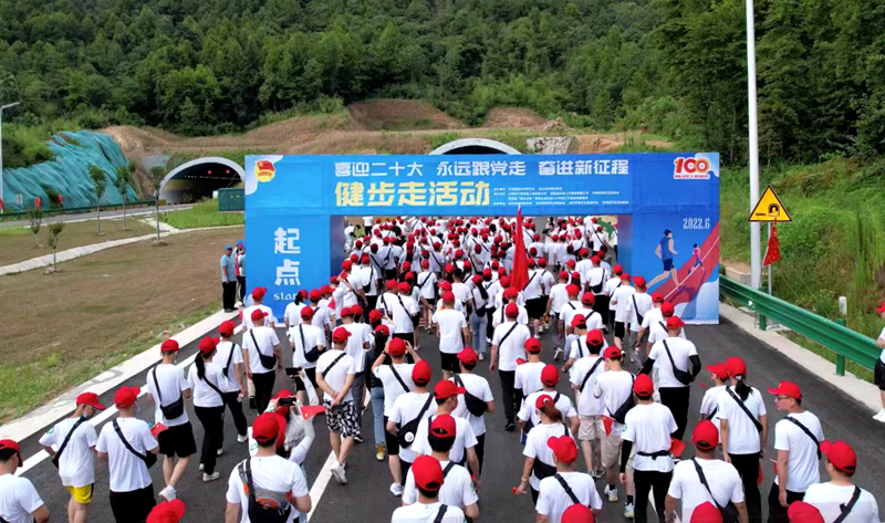 池州市團(tuán)委“喜迎二十大、奮進(jìn)新征程、永遠(yuǎn)跟黨走”健步走活動(dòng)在公司G318項(xiàng)目舉行6